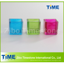 Castiçal de vidro colorido de forma quadrada